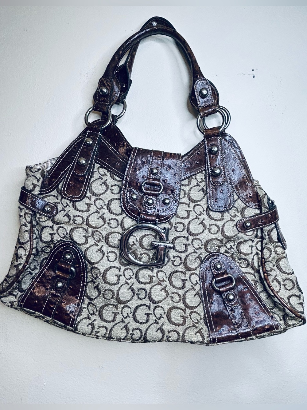 Y2K GUESS OZZIE SHOULDER BAG in Brown and Cream